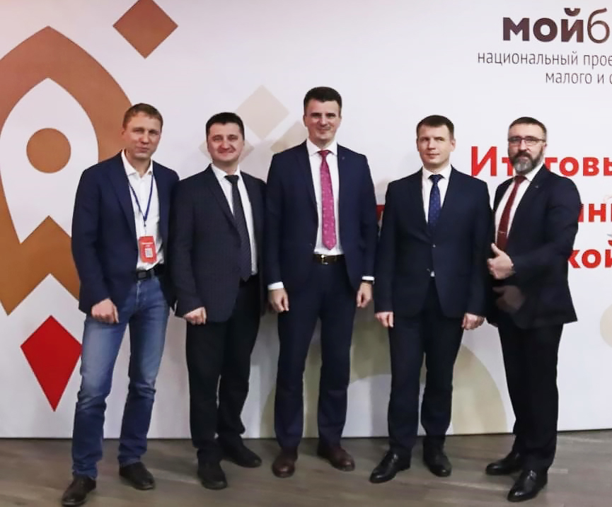 Участники «Бизнес-ёлки 2019» с руководителем комитета по предпринимательству и потребительскому рынку Тульской области Вячеславом Романовым (в центре; слева – генеральный директор «СофтЭксперт» Алексей Владимирович Сорокин)