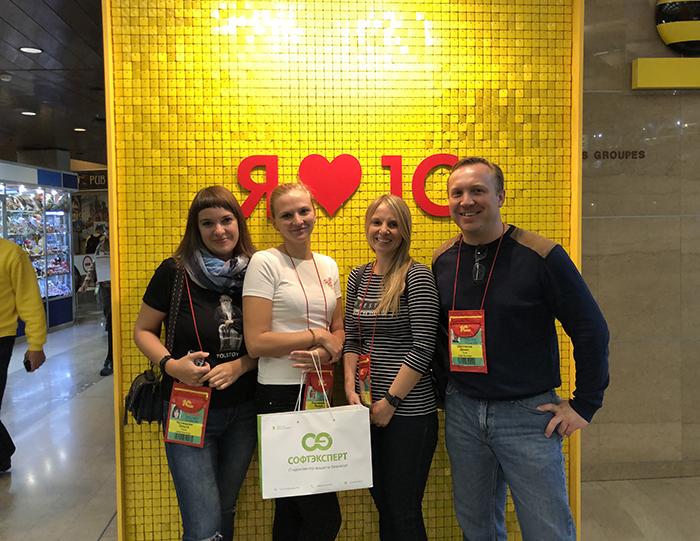 «СофтЭксперт» на партнёрском семинаре «1С» 2019: Ольга Чулицкая (руководитель отдела по работе с госсектором), Лилия Родионова (руководитель направления 1C:Fresh), Татьяна Александрова (замруководителя отдела маркетинга), Денис Шестаков (руководитель отдела внедрения)