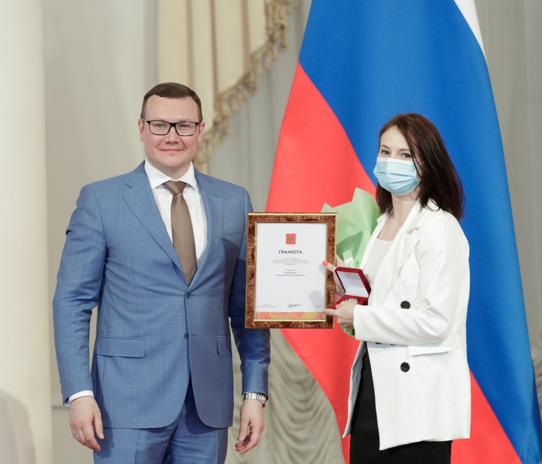 Нашу коллегу Наталию Андрееву отметили медалью Президента РФ за волонтерскую работу.jpg