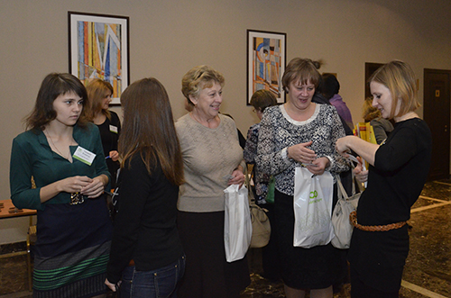 Активное общение менеджеров с клиентами во время кофе-брейка