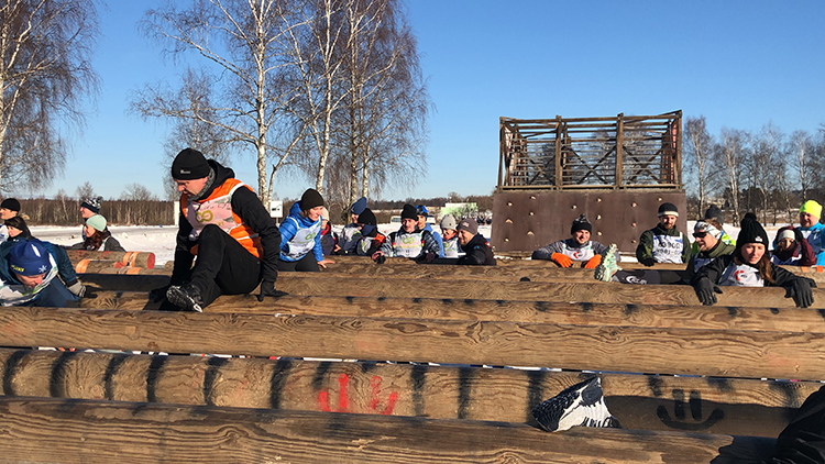 Инженер-программист отдела внедрения Николай Шелухин, генеральный директор «СофтЭксперт» Алексей Владимирович Сорокин, руководитель проектов отдела продаж и внедрения СЭД Дарья Сергеева, инженер-программист ОСКО Максим Новиков и другие участники нашей команды на преодолении препятствия «Змейка» 