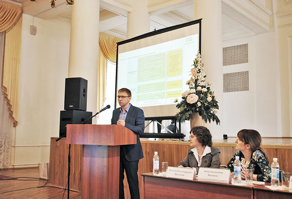 Алексей Сорокин выступает с докладом