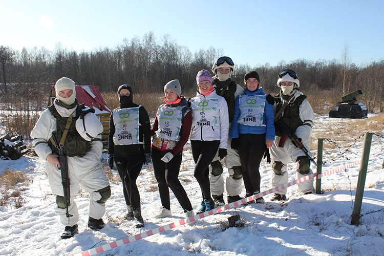 Наша прекрасная половина команды с постоянными участниками и непременными атрибутами военных локаций «Гонки»